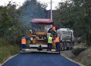 Încep lucrările de asfaltare a DC 223 la Mălureni 1 lucrari asfaltare malureni