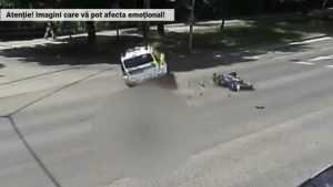 Motociclist aruncat zeci de metri în urma unui impact cu un taxi! 3 taxi rasturnat - Motociclist aruncat zeci de metri în urma unui impact cu un taxi!