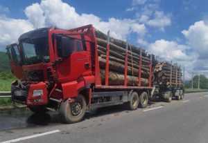 Accident în Stâlpeni! Două tiruri s-au făcut praf 1 accident-tir (2)