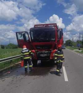 Acum! Impact între un autoturism și un TIR la Bascov! 1 accident tir - Acum! Impact între un autoturism și un TIR la Bascov!
