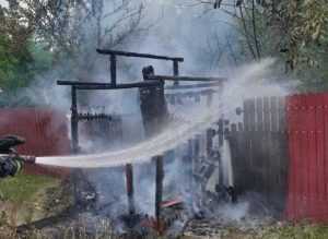 Incendiu în Ștefănești! O troiță și un gard- cuprinse de foc 1 troita foc - Incendiu în Ștefănești! O troiță și un gard- cuprinse de foc
