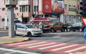 Accident în Pitești! Două mașini s-au făcut praf 12 accident pitesti - Accident în Pitești! Două mașini s-au făcut praf