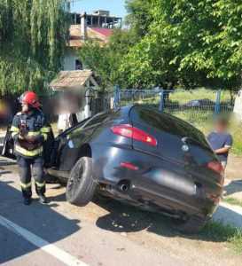 accident - O mașină a intrat într-un cap de pod!