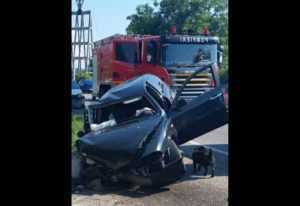 O mașină a intrat într-un cap de pod! 3 accident c - O mașină a intrat într-un cap de pod!