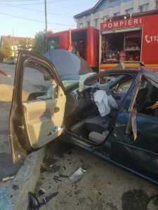 Accident rutier cu 2 persoane încarcerate! 1 arges isu - Accident rutier cu 2 persoane încarcerate!