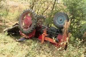 Tractor răsturnat! Un bărbat este rănit 1 tractor rasturnat - Tractor răsturnat! Un bărbat este rănit