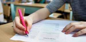 Absolvenții clasei a VIII-a susțin astăzi proba scrisă la Limba și literatura română! 1 examen e1655191732939 - Absolvenții clasei a VIII-a susțin astăzi proba scrisă la Limba și literatura română!