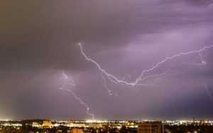 Avertizare Meteo! COD GALBEN de instabilitate atmosferică în Argeș! 1 vreme fulgere 640x400 1 - Avertizare Meteo! COD GALBEN de instabilitate atmosferică în Argeș!