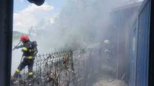 Incendiu la Curtea de Argeș! Foc de 10 metri pătrați! 24 isu - Incendiu la Curtea de Argeș! Foc de 10 metri pătrați!