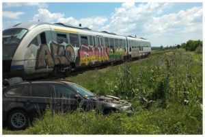 Incident între un tren și un autoturism în localitatea Merișani! 14 Un acc tren