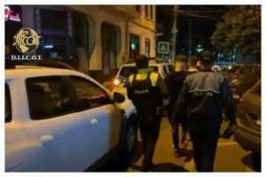 (Video) Doi tineri din Argeș prinși de polițiști! Unul avea asupra lui droguri iar celalalt o armă albă 1 polițiști