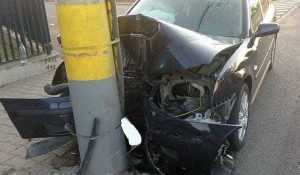 Accident în Pitești! A intrat cu mașina într-un stâlp! 1 masina-in-stâlp