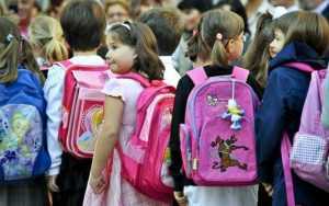 CJ cumpără 2.340 de ghiozdane cu rechizite pentru picii de pregătitoare 1 primul-ghiozdan