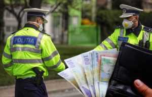 Atenție șoferi! Ce se întâmplă cu amenzile primite în trafic din 2023 27 politisti bani - Atenție șoferi! Ce se întâmplă cu amenzile primite în trafic din 2023