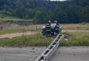 accident stalp - Șofer de 20 de ani, beat la prima oră a dimineții! A intrat cu mașina în stâlp