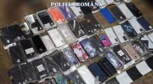 Doi tineri de 20 de ani din Pitești au intrat într-un magazin de telefoane și au furat tot ce au putut! 12 furt telefoane e1656409789595 - Doi tineri de 20 de ani din Pitești au intrat într-un magazin de telefoane și au furat tot ce au putut!