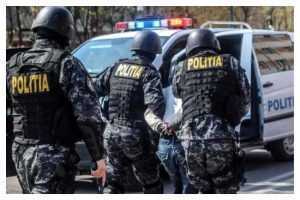 Au furat bani dintr-un fond privat de pensii și i-au folosit pe vacanțe de lux 22 au percheziții Argeș