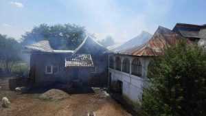 ACUM! Incendiu cu 2 clădiri implicate! 6 incendiu - ACUM! Incendiu cu 2 clădiri implicate!