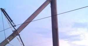 Pericol public! Doi stâlpi de electricitate au căzut! 1 stalpi - Pericol public! Doi stâlpi de electricitate au căzut!