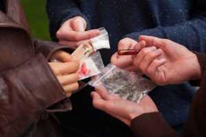 Trei eleve de 14 ani au consumat droguri la școală! Profesorii au chemat salvarea! 1 droguri