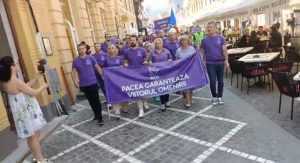 Viorica Dăncilă a condus 50 de oameni prin trei orașe! Aceștia au cântat pentru pace! 16 dancila NOI - Viorica Dăncilă a condus 50 de oameni prin trei orașe! Aceștia au cântat pentru pace!