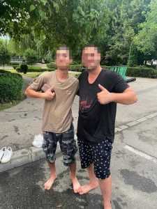 2 tineri 1 - Poliția Locală le-a stricat distracția la scăldat din Parcul Expo!