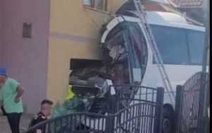 autocar accident maramures - Accident grav! Un autocar cu 51 de turiști a intrat într-o casă