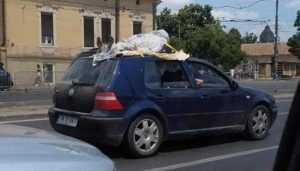 Horror! Trup neînsuflețit legat de plafonul unei mașini în trafic! 1 cadavru - Horror! Trup neînsuflețit legat de plafonul unei mașini în trafic!