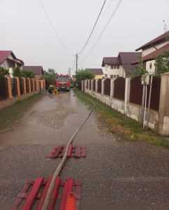 pompieri inundatii 1 - Curte inundată după refularea canalizării, în Ștefănești!