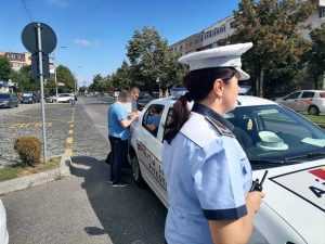 Amenzi date de polițiștii locali persoanelor care au traversat neregulamentar 10 de amenzi