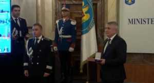 Adjunctul Poliției Mioveni a fost premiat de către ministrul Afacerilor Interne! 21 adjunct politie mioveni - Adjunctul Poliției Mioveni a fost premiat de către ministrul Afacerilor Interne!