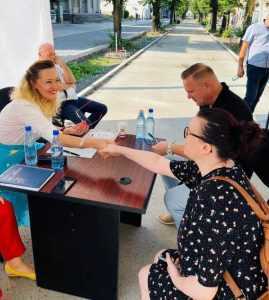 Elena Lasconi ține, în semn de protest, audiențele cu cetățenii în stradă! 1 elena lasconii - Elena Lasconi ține, în semn de protest, audiențele cu cetățenii în stradă!