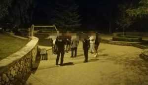 (VIDEO ) Tinerii care au scuipat semințe pe domeniul public, au ajuns să măture străzile! 26 politie noapte e1657788647398 - (VIDEO ) Tinerii care au scuipat semințe pe domeniul public, au ajuns să măture străzile!