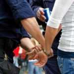 A furat cosmetice și a fost prinsă! Tânără de 22 de ani din Curtea de Argeș reținută! 12 retinuta-de-politisti-catuse-femeie