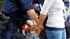 O femeie de 49 de ani din Rociu - reținută de polițiștii argeșeni pentru furt 1 retinuta-de-politisti-catuse-femeie