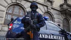 Viață de jandarm! Nevoiți să își facă nevoile în sticle, pentru că nu au toalete 1 jandarm - Viață de jandarm! Nevoiți să își facă nevoile în sticle, pentru că nu au toalete