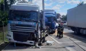 accident 2 e1658146584685 - Accident cu două autocamioane și un autoturism în Mărăcineni!