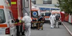 Ambulanta ambulante covid coronavirus combinezon targa - Explozie de cazuri COVID! 7.658 - recordul acestei veri