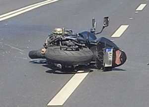 motocicleta accident - Impact între un autoturism și o motocicletă la Moșoaia