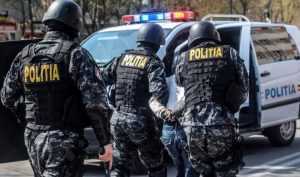 PERCHEZIȚII DGA în Argeș! Un polițist a suflat în fiolă în locul șoferului beat 1 perchezitii in pitesti la contrabandisti de tigari - PERCHEZIȚII DGA în Argeș! Un polițist a suflat în fiolă în locul șoferului beat