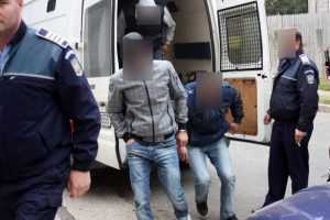 Cinci tineri, reținuți de polițiștii argeșeni pentru furt de motorină 1 duba 2 retinuti - Cinci tineri, reținuți de polițiștii argeșeni pentru furt de motorină