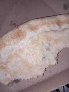 pizza - Pizza cu mucegai la Auchan Găvana! Retailerul reacţionează: "E brânză cu mucegai de la pizza Quattro Formaggi!"