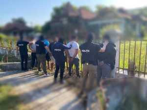 Grupare de 5 hoți din Ștefănești - Prinsă pentru furt calificat! 1 politia grupare - Grupare de 5 hoți din Ștefănești - Prinsă pentru furt calificat!