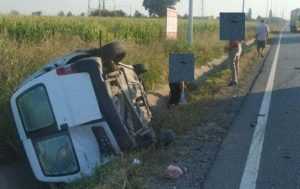 A pierdut controlul și a ajuns cu duba în șanț! 10 duba sant - A pierdut controlul și a ajuns cu duba în șanț!