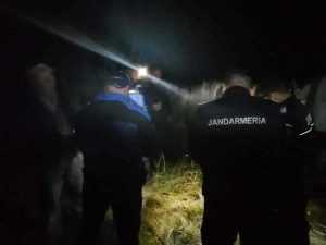 Intervenție de urgență a jandarmilor argeșeni! Turiști blocați cu autoturismul 1 jandarmi - Intervenție de urgență a jandarmilor argeșeni! Turiști blocați cu autoturismul