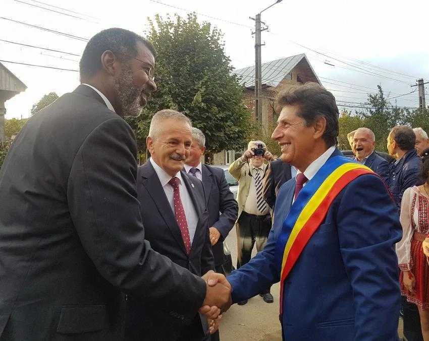 Astăzi la UPit, șeful Agenției Nucleare Europene a dezvelit o placă în memoria prietenului său Șerban Valeca 2 william macgwood valeca e1658763997194 - Astăzi la UPit, șeful Agenției Nucleare Europene a dezvelit o placă în memoria prietenului său Șerban Valeca