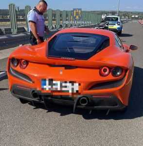 La volanul unui bolid de lux- conducea cu 230 km/h pe A1 1 bolida - La volanul unui bolid de lux- conducea cu 230 km/h pe A1