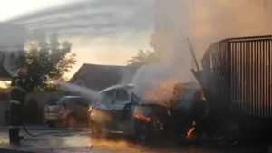 I-a luat foc mașina în parcare! 1 incendiu masina - I-a luat foc mașina în parcare!