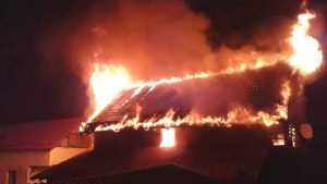 Incendiu violent la o casă! Pompierii au luptat ore în șir cu flăcările 1 incediu la casa