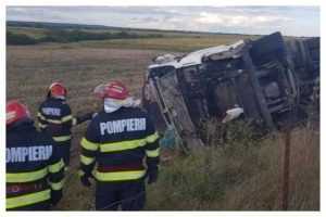 Camion răsturnat pe A1! Un bărbat rănit! 13 accident pe a1